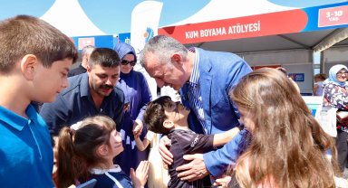 Kocaeli'de Başkan Büyükakın'a çocuklardan sevgi seli