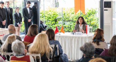 Latife Tekin Bornova'da gençlerle buluştu