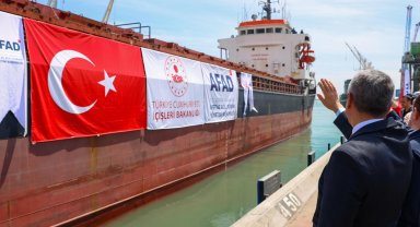 Lübnan'a 730 ton insani yardım Mersin'den dualarla uğurlandı