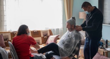 Milas Belediyesi evde berber ve kuaförlük hizmetini sürdürüyor