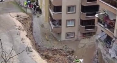 Mudanya Halitpaşa Mahallesi'nde istinat duvarı çöktü! 2 kattaki daireler tahliye edildi
