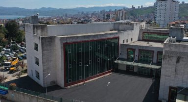 Ordu'da Fatsa Devlet Hastanesi önü sıcak asfaltla yenileniyor