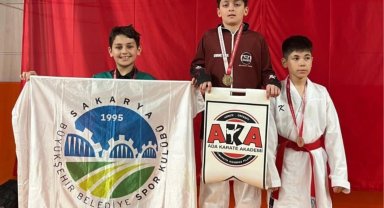 Sakaryalı sporcular kürsüden inmedi!