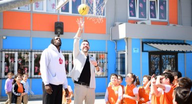 Şampiyon dev adamlar Çayırovalı ilkokul öğrencileriyle buluştu