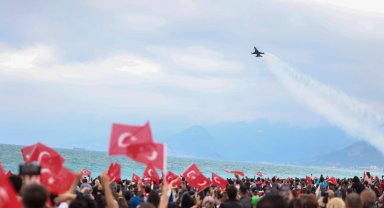 SOLOTÜRK Konyaaltı'nda nefes kesti