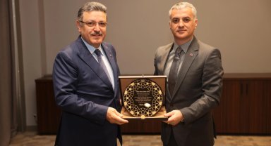 Trabzon'da Başkan Genç'e Yomra'dan teşekkür plaketi