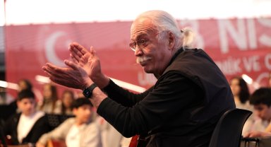 Usta sanatçı Cahit Berkay, Bursa Osmangazi'de gençlerle aynı sahneyi paylaştı