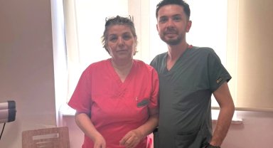 Yardım eden ebe ile yıllar sonra Antalya'da mesai arkadaşı oldu