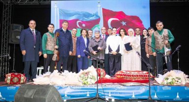 40 yıllık kardeşlik İzmir'de şarkılarla kutlandı