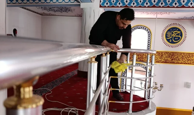 Ağrı'da elinde bez, gönlünde hizmet... Cesim Hoca camiyi bayrama hazırladı