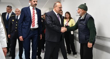 Ankara'da Vali Canbolat'tan bayramda hastane ziyareti