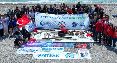 Antalya'da denizden 20 ton atık çıkarıldı