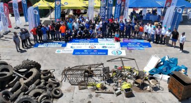 Antalya'da denizden çöp konteynırı çıktı