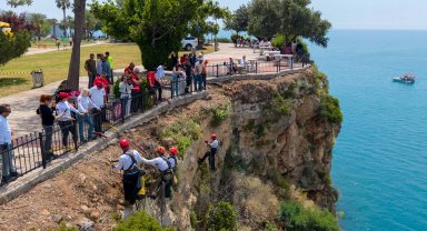 Antalya'da falezlere nefes aldıran temizlik