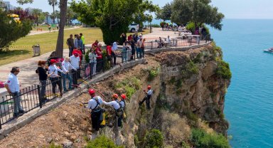 Antalya'da falezlere nefes aldıran temizlik