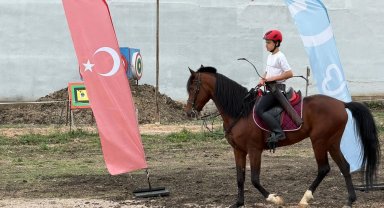 Balıkesir'de üniversiteliler binicilik ve atlı okçulukla tanıştı