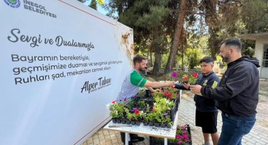 Bursa İnegöl'de bayram öncesi mezarlıklar çiçek açtı