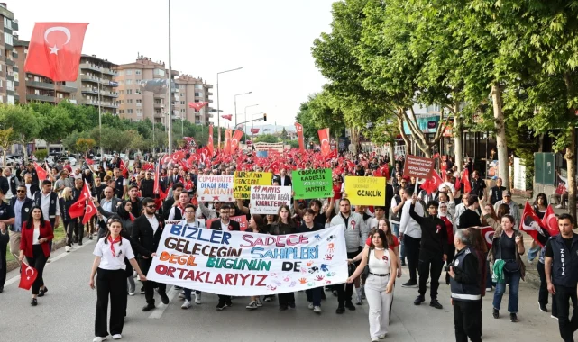 Bursa Nilüfer'de binler Cumhuriyet için yürüdü