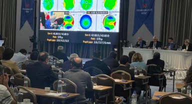 Bursa'da 50 profesörden canlı göz ameliyatı şovu