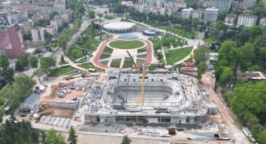 Bursa'da Atatürk Spor Salonu hızla yükseliyor... Tarihi salonda çatı işlemleri başladı
