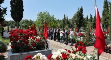 Bursa'da Başkan Vekili Biba'dan esnaf ve şehitlik ziyareti