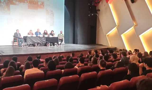 Bursa'da gençler tiyatro sanatçılarıyla buluştu
