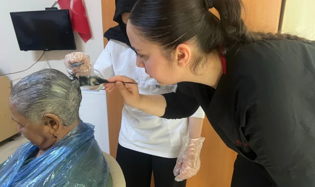 Bursa'da meslek lisesi öğrencilerinde huzurevinde anlamlı dokunuş