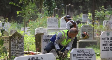 Bursa'da mezarlıklar bayrama hazır