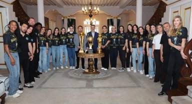 Bursa'da şampiyon hentbolculardan Başkan Vekili Biba'ya ziyaret