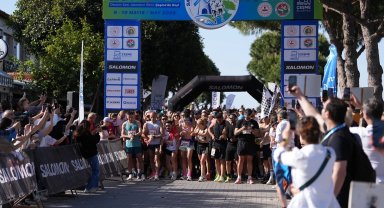 Çeşme'de rekor katılım... 43 ülkeden 3 bin 450 sporcu rüzgar eşliğinde koştu