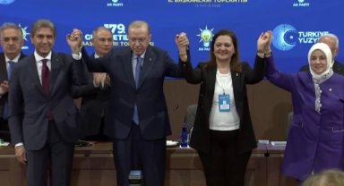 CHP'li iki belediyeden AK Parti'ye katılım... Rozetlerini Erdoğan taktı