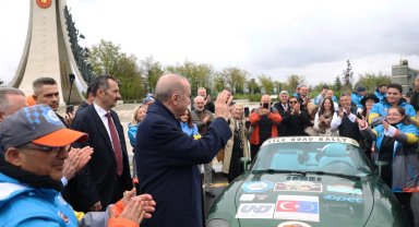 Cumhurbaşkanı Erdoğan, ralli kafilesini Külliye'den uğurladı
