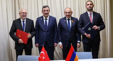 Cumhurbaşkanı Yardımcısı Cevdet Yılmaz Erivan'da temaslarını sürdürüyor