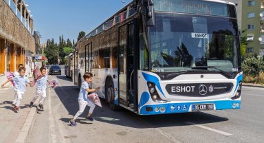 Direksiyon başında bir anne, durakta bekleyen dört kalp!