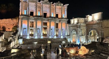 Efes'te gece müzeciliği gençlerle buluşuyor