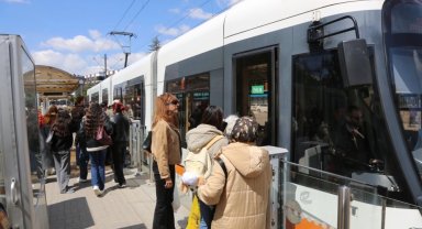 Eskişehir'de öğrenciler "Bas Geç" ile ulaşımda nefes aldı