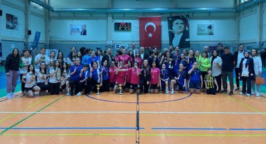 Futsal'da şampiyon Elmasbahçeler Salih Şeremet Ortaokulu