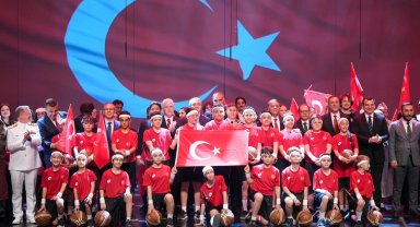 İstanbul AKM kırmızı-beyaza büründü