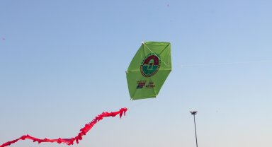 İstanbul Maltepe'de gökyüzü uçurtmalarla renklendi