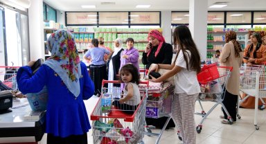İzmir Bornova'da bayram öncesi sosyal destek güçlendi