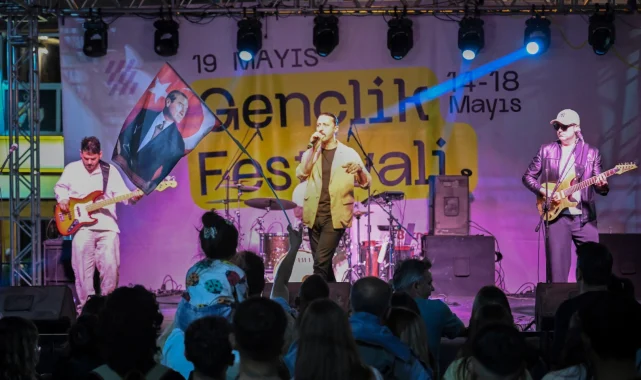 İzmir Bornova'da Gençlik Festivalinde 19 Mayıs coşkusu