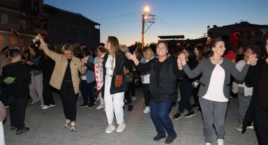 İzmir Çiğli'de binlerce kişi baharın renklerinde buluştu
