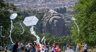İzmir Kadifekale semaları renklendi
