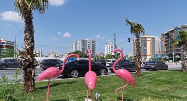 İzmir yaza çiçek açarak hazırlanıyor