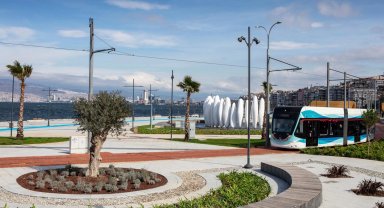 İzmir'in parklarında bayram öncesi bakım mesaisi