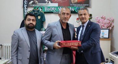 İzmit Belediyesi'nden muhtarlara doğum günü ziyareti