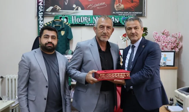 İzmit Belediyesi'nden muhtarlara doğum günü ziyareti