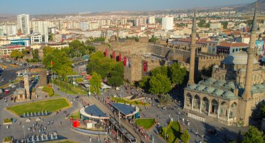 Kayseri Büyükşehir kenti bayrama hazırladı