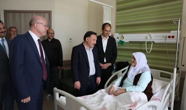 Kayseri Valisi Çiçek hastalarla bayramlaştı