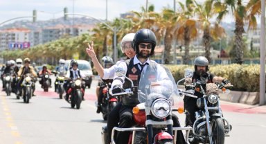 Klasik motosikletler farkındalık için yollarda